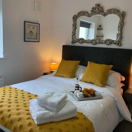 Dog-Friendly Stylish Flat, Parking, Nr Lusty Glaze Beach Newquay  Exterior photo
