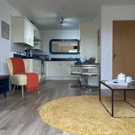 Dog-Friendly Stylish Flat, Parking, Nr Lusty Glaze Beach Newquay  Exterior photo