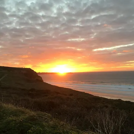 Dog-Friendly Stylish Flat, Parking, Nr Lusty Glaze Beach Newquay  Exterior photo
