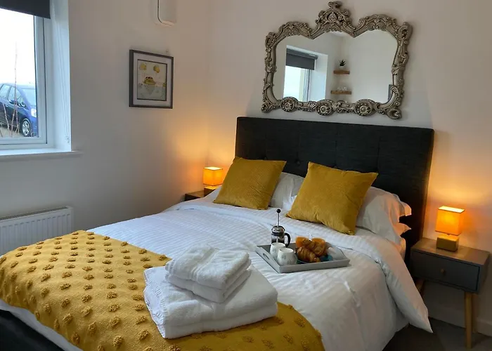 Dog-Friendly Stylish Flat, Parking, Nr Lusty Glaze Beach