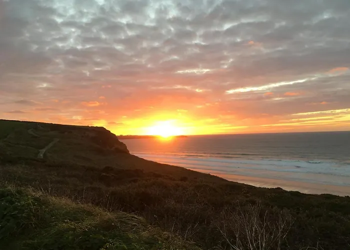 Dog-Friendly Stylish Flat, Parking, Nr Lusty Glaze Beach