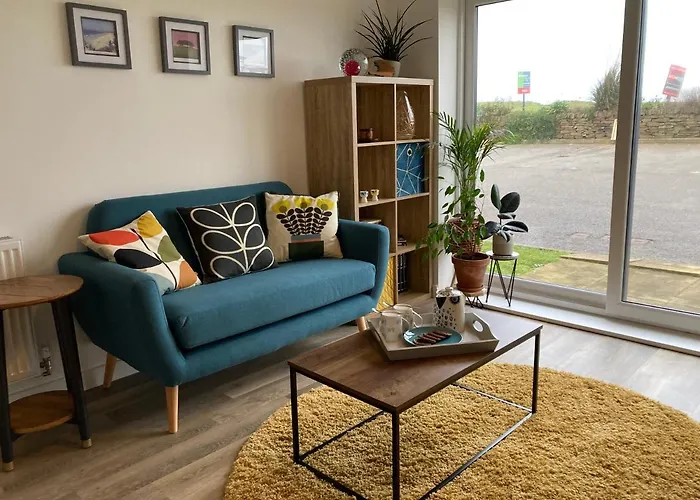 Dog-Friendly Stylish Flat, Parking, Nr Lusty Glaze Beach
